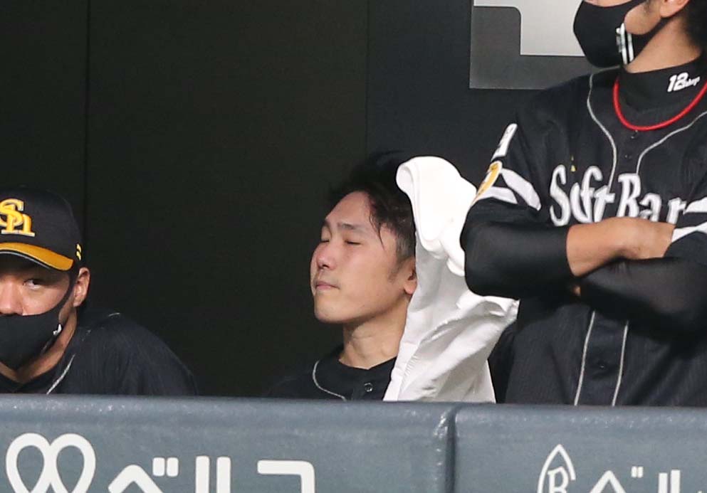 日本ハム対ソフトバンク　1回途中で降板する石川（撮影・黒川智章）