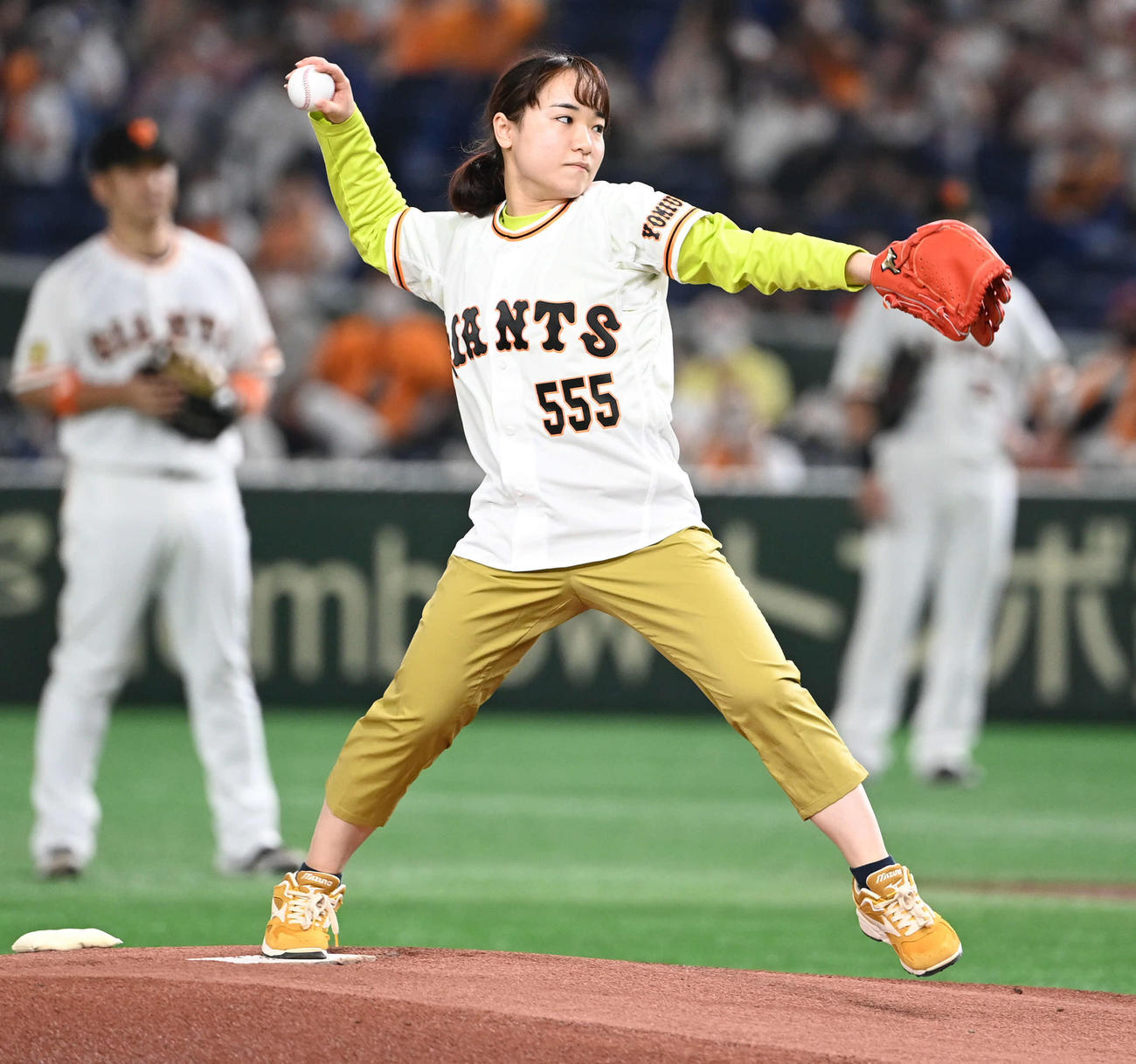 巨人対中日　始球式で投球する卓球の伊藤（撮影・山崎安昭）