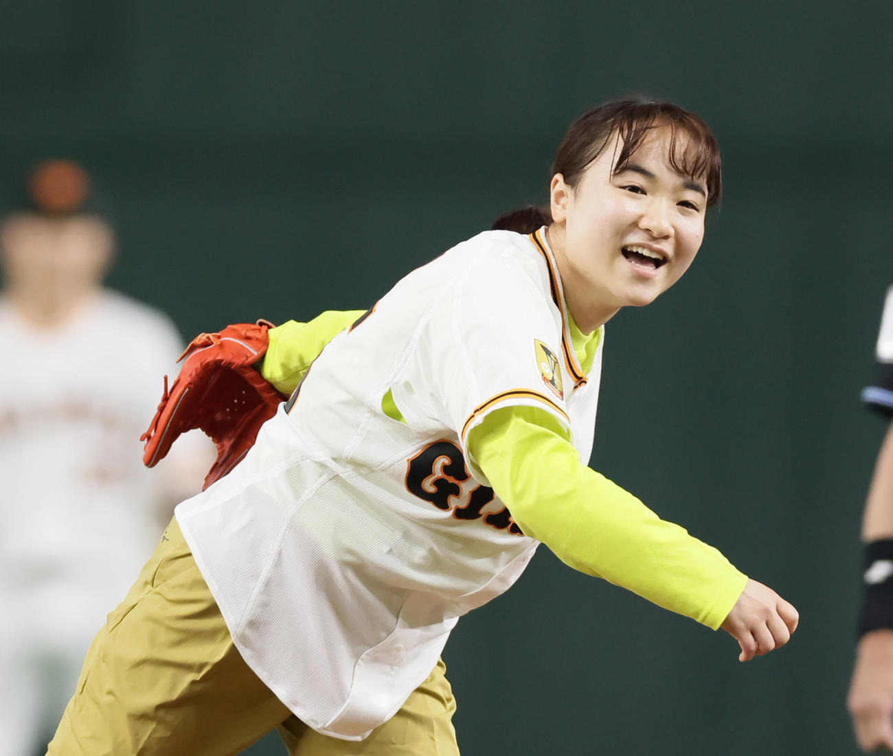 巨人対中日　始球式を務めた卓球の伊藤（撮影・足立雅史）