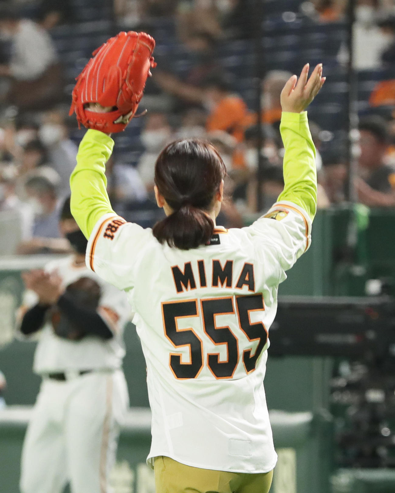 巨人対中日　背番号「555」で始球式を務めた卓球の伊藤（撮影・足立雅史）