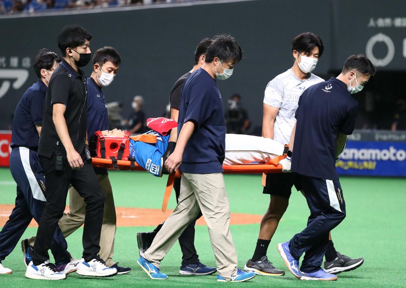 日本ハム対ソフトバンク　3回表ソフトバンク1死三塁、柳田の打球を追ってフェンスに激突し担架で運ばれる近藤（撮影・黒川智章）