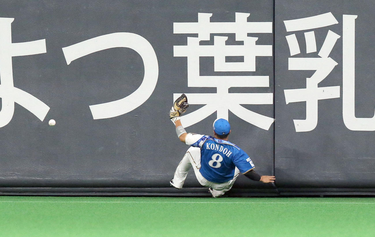 日本ハム対ソフトバンク　3回表ソフトバンク1死三塁、柳田の打球を追いフェンスに激突する日本ハム近藤（撮影・佐藤翔太）