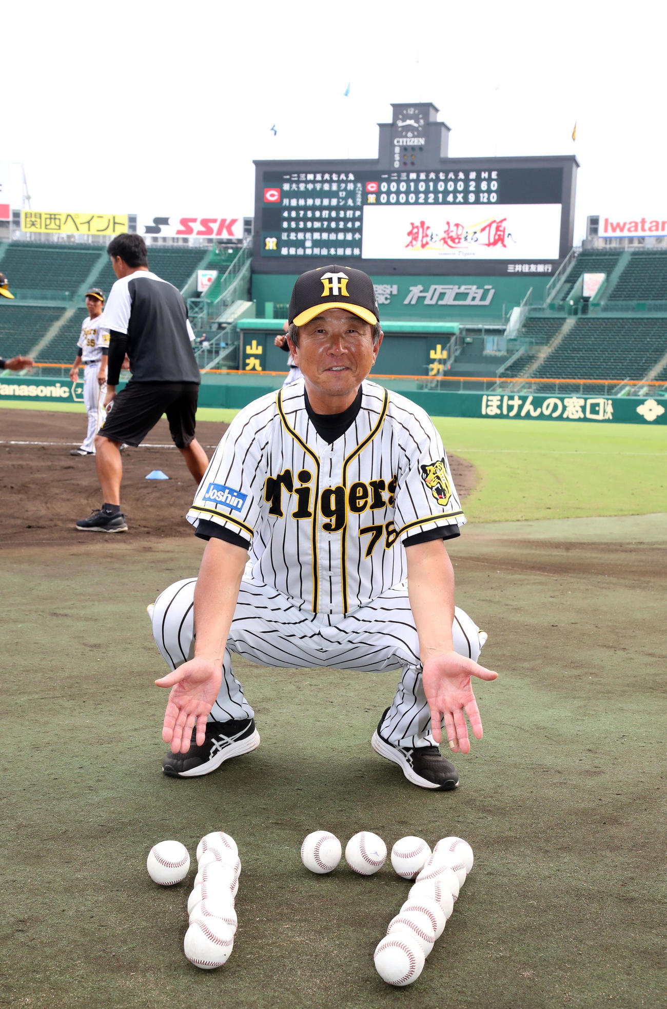 阪神対広島　広島に勝利し連勝記録を17に伸ばした平田監督はボールで作った17の数字を前に笑顔を見せる（撮影・加藤哉）