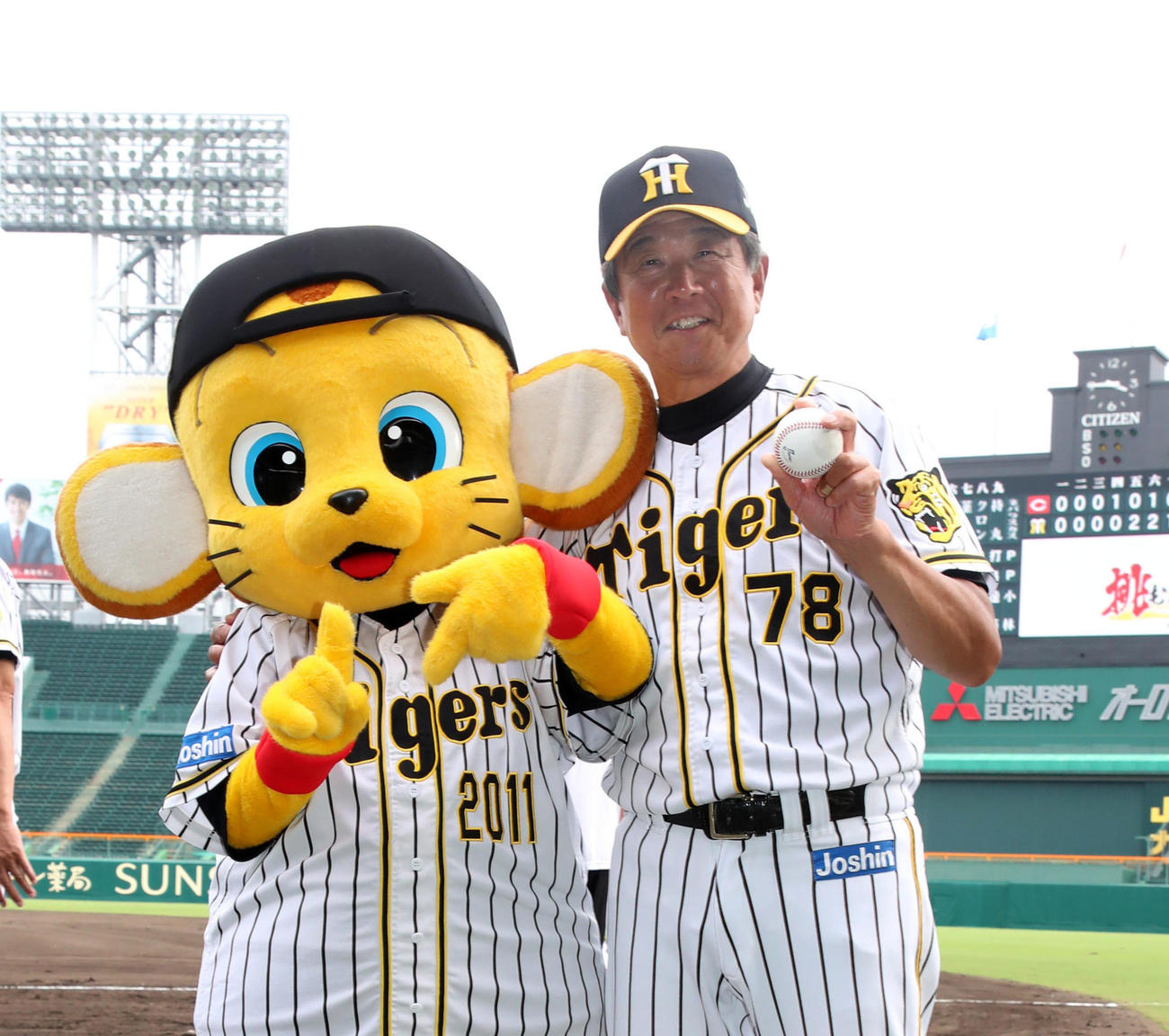 広島に勝利し連勝記録を17に伸ばした平田監督は手で「17」を作るキー太とともに笑顔を見せる（撮影・加藤哉）