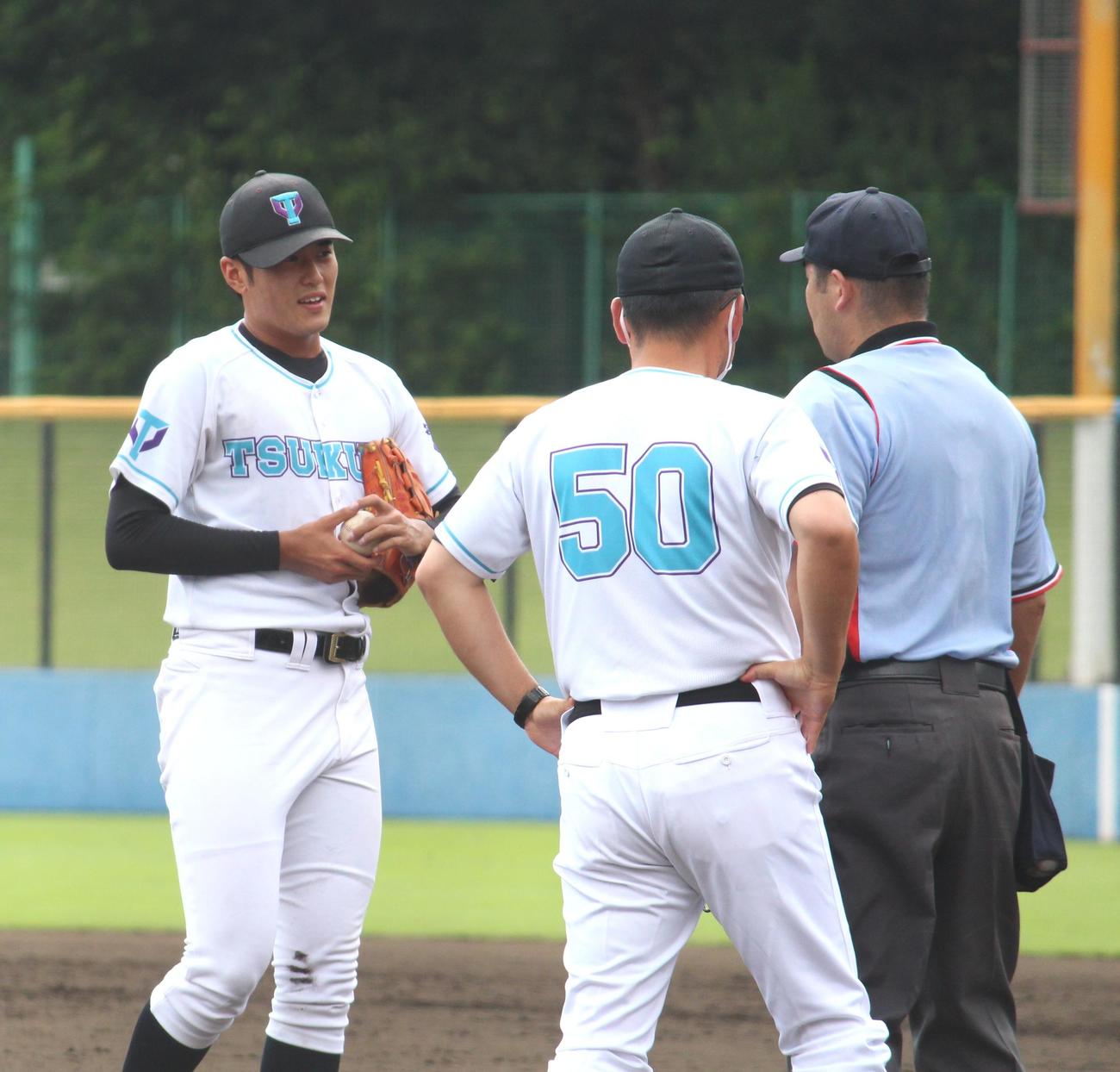 東海大－筑波大　4回1死一塁、川村監督（中央）と球審と話し、ベンチへ下がる筑波大・佐藤隼（左）（撮影・保坂恭子）