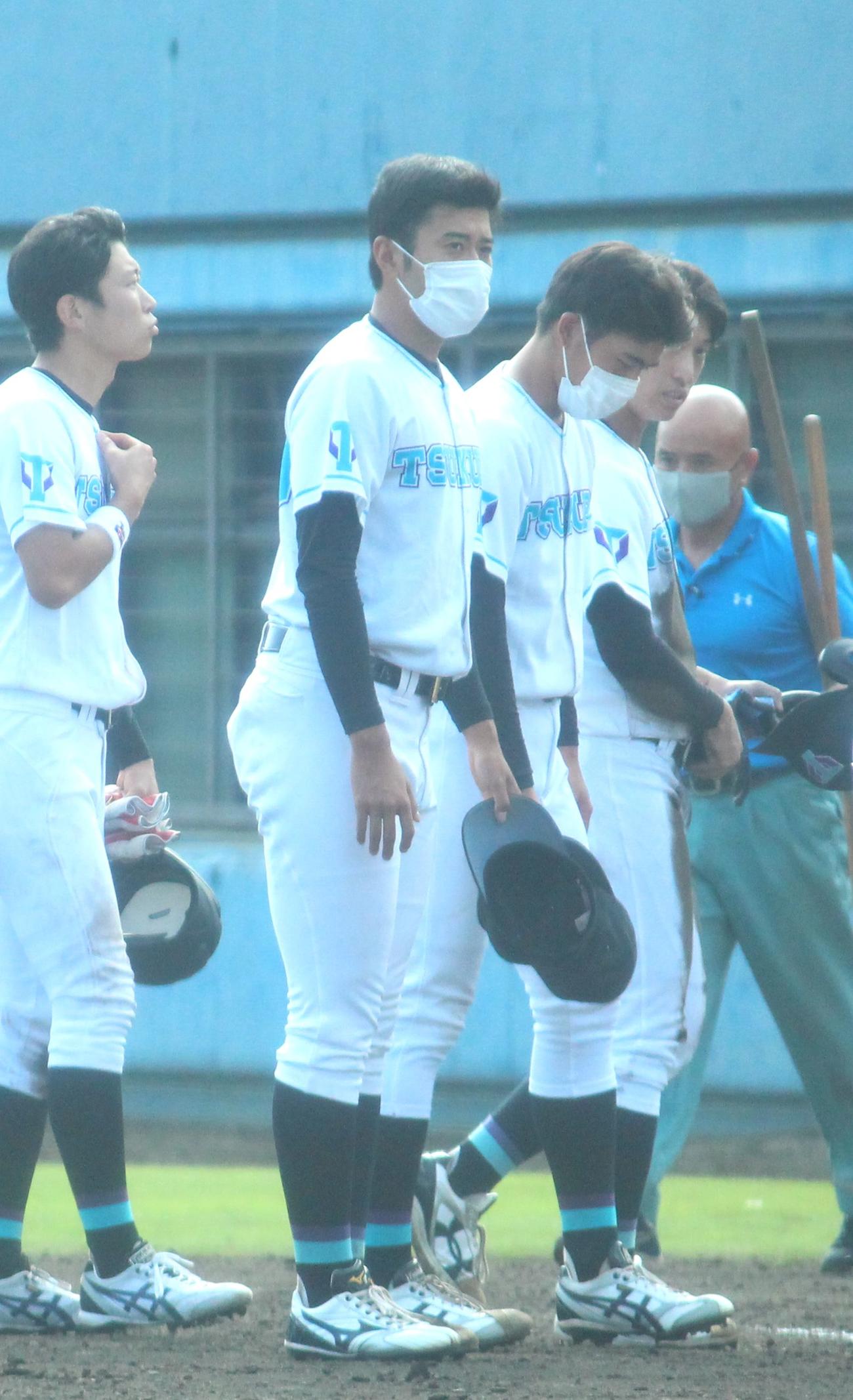 東海大－筑波大　試合後、スタンドにあいさつをする筑波大・佐藤隼（撮影・保坂恭子）