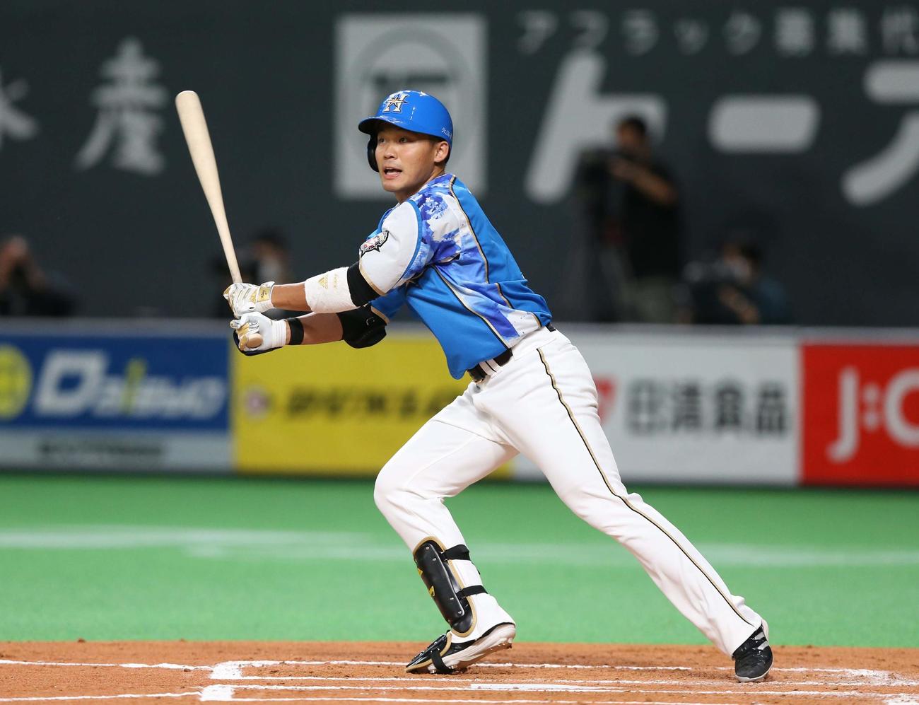 日本ハム対ソフトバンク　1回裏日本ハム1死満塁、左翼線に2点適時二塁打を放つ王柏融（撮影・黒川智章）