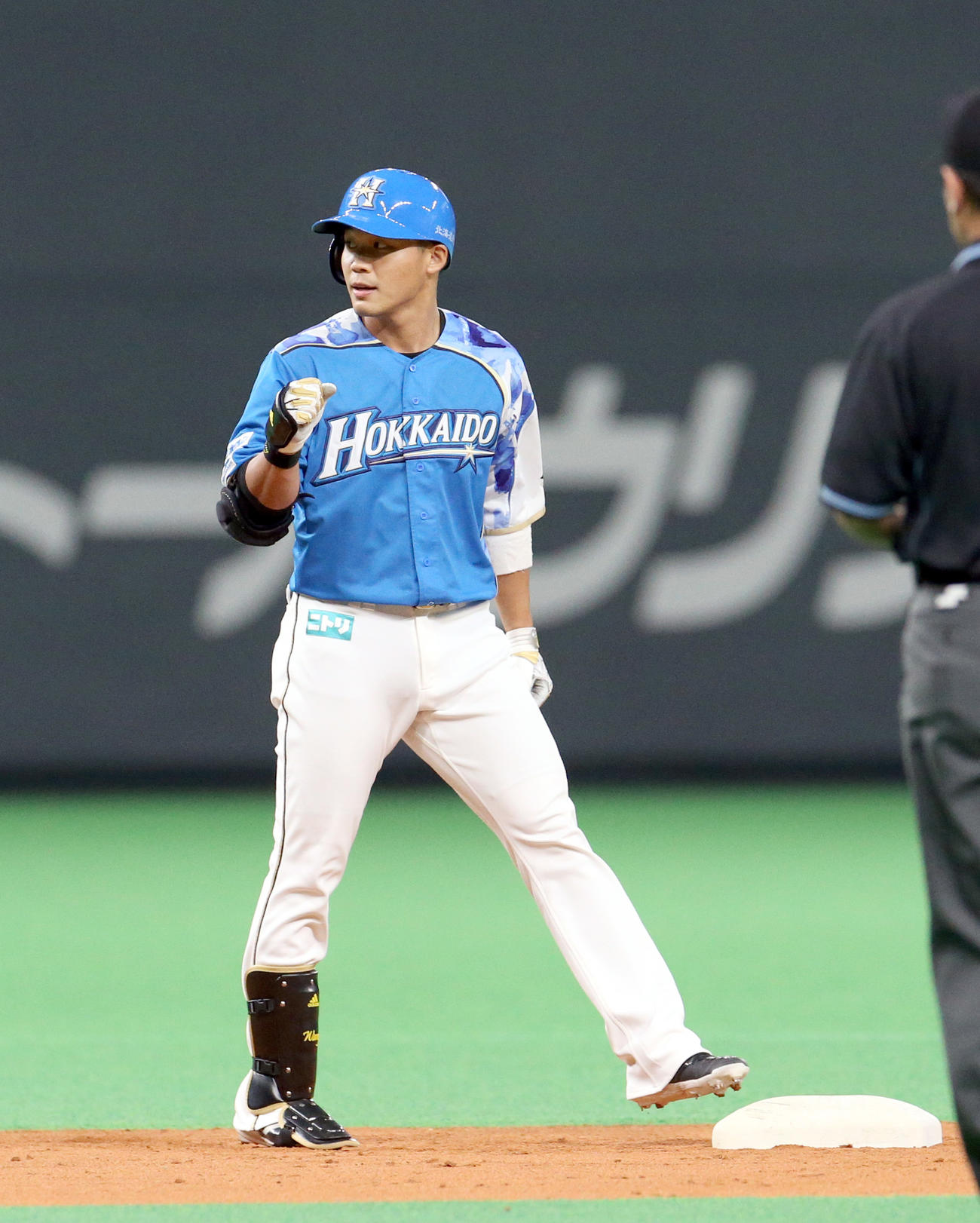 日本ハム対ソフトバンク　1回裏日本ハム1死満塁、王柏融は先制となる適時二塁打を放ちガッツポーズをする（撮影・佐藤翔太）