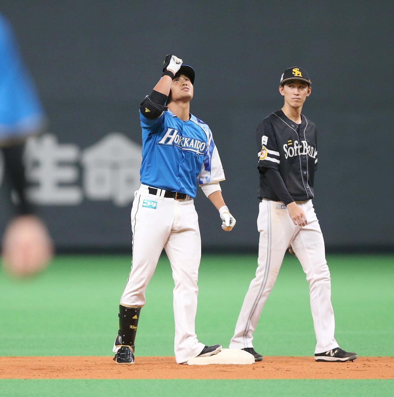 日本ハム対ソフトバンク　1回裏日本ハム1死満塁、左翼線に2点適時二塁打を放ちポーズをとる王柏融（撮影・黒川智章）