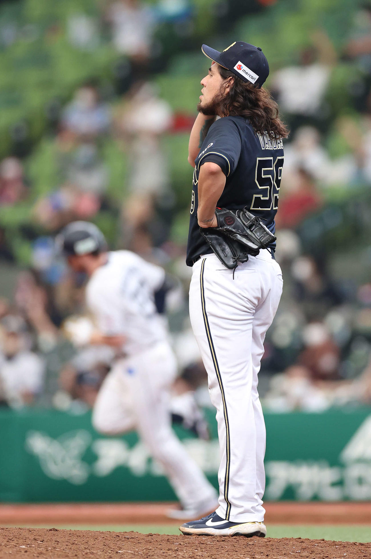 西武対オリックス　4回裏西武2死二塁、スパンジェンバーグ（後方）に右越え2点本塁打を浴びるバルガス（撮影・河野匠）