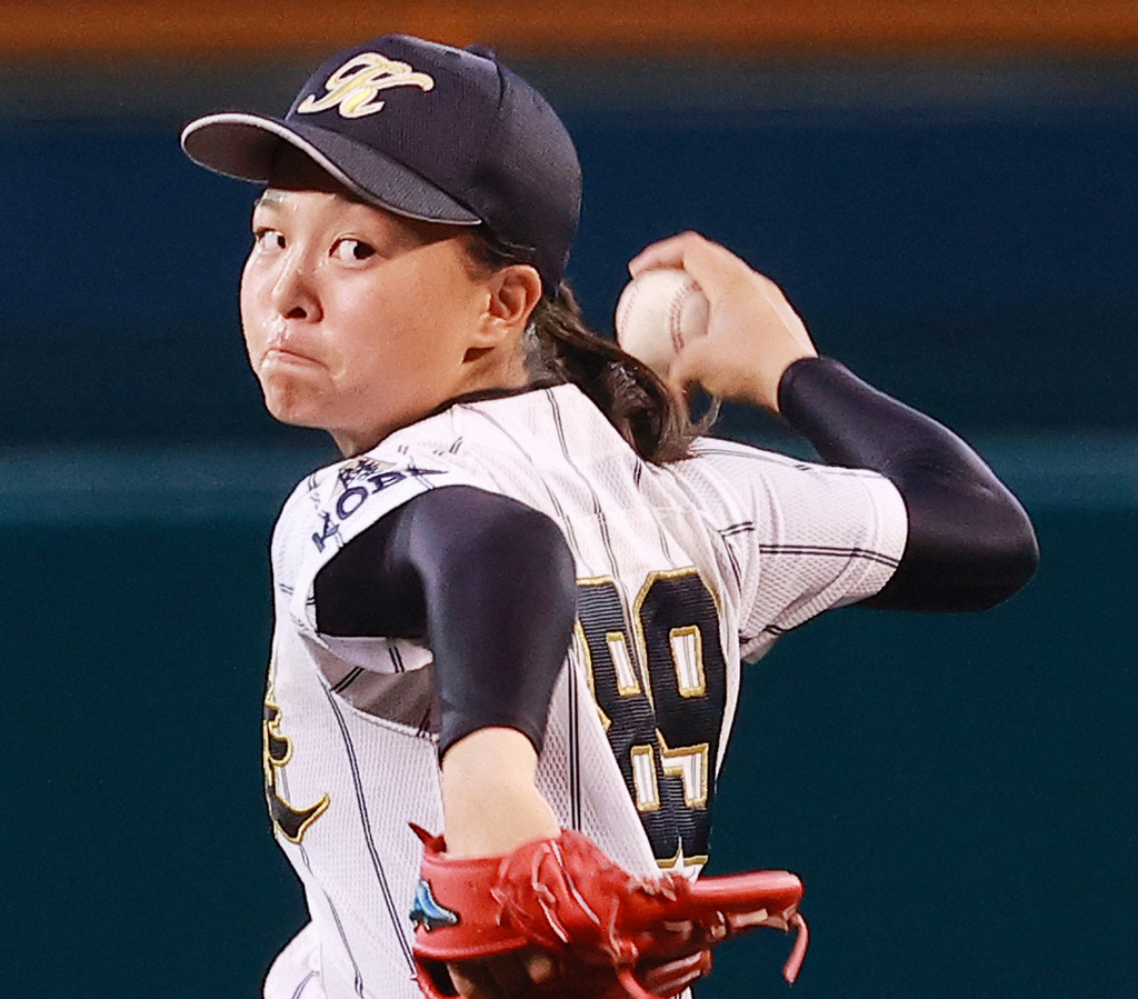 全国高校女子硬式野球選手権大会決勝で力投する神戸弘陵・島野愛友利（2021年8月23日撮影）