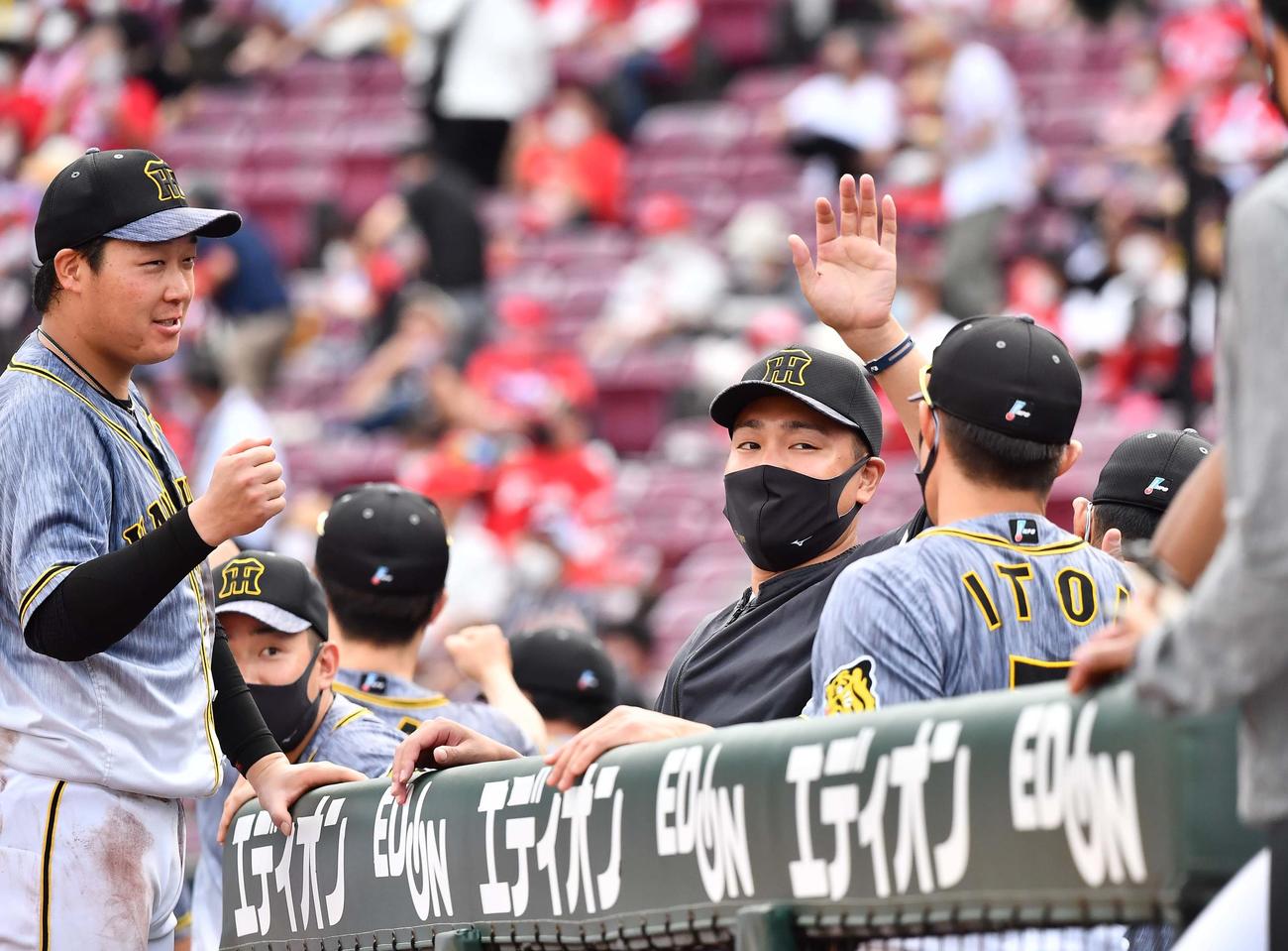 広島対阪神　今季10勝目をあげた秋山（右から2人目）はナインとハイタッチして喜ぶ（撮影・上田博志）