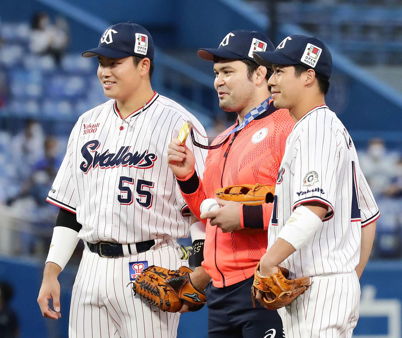ヤクルト対DeNA　始球式を前に村上（左）、山田（右）と写真に納まる東京五輪柔道男子100キロ級金メダルのウルフ・アロン（撮影・丹羽敏通）