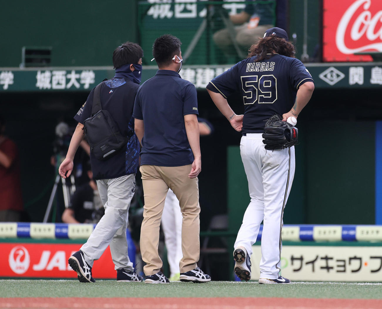 西武対オリックス　5回裏西武1死一、三塁、ベンチに下がるバルガス（右）（撮影・河野匠）