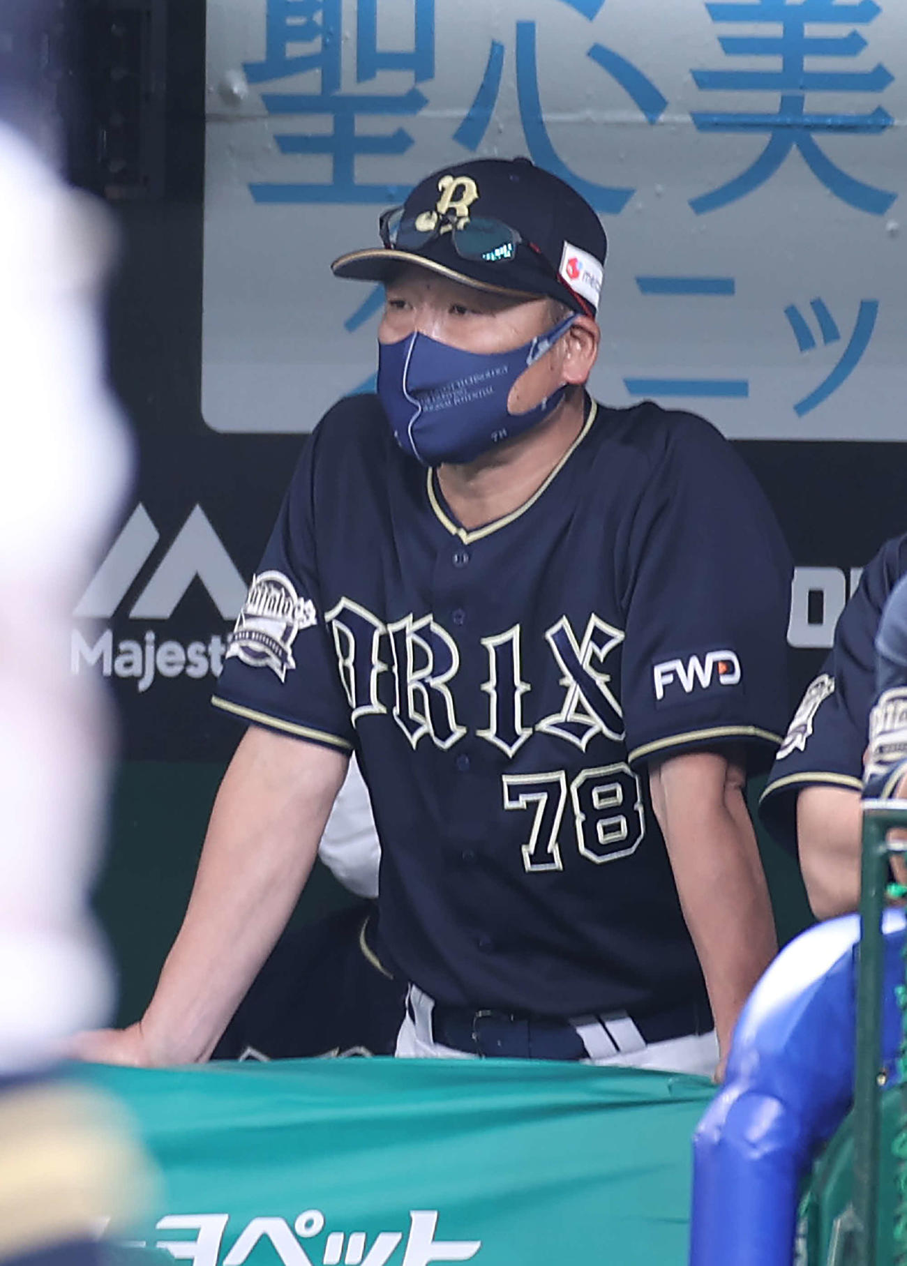 西武対オリックス　9回表、ベンチから戦況を見つめるオリックス中嶋監督（撮影・河野匠）