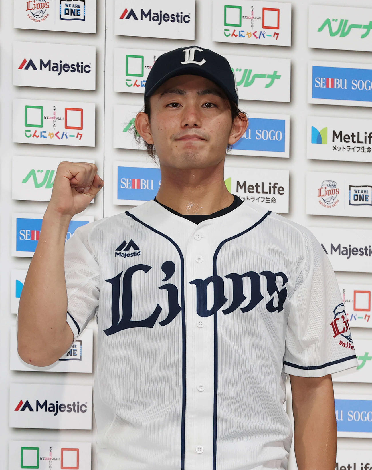 西武対オリックス　完封勝利を収めた今井はお立ち台でガッツポーズ（撮影・河野匠）