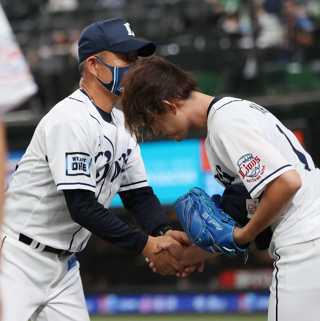 西武対オリックス　完封勝利を収めた今井（右）は辻監督と握手を交わす（撮影・河野匠）