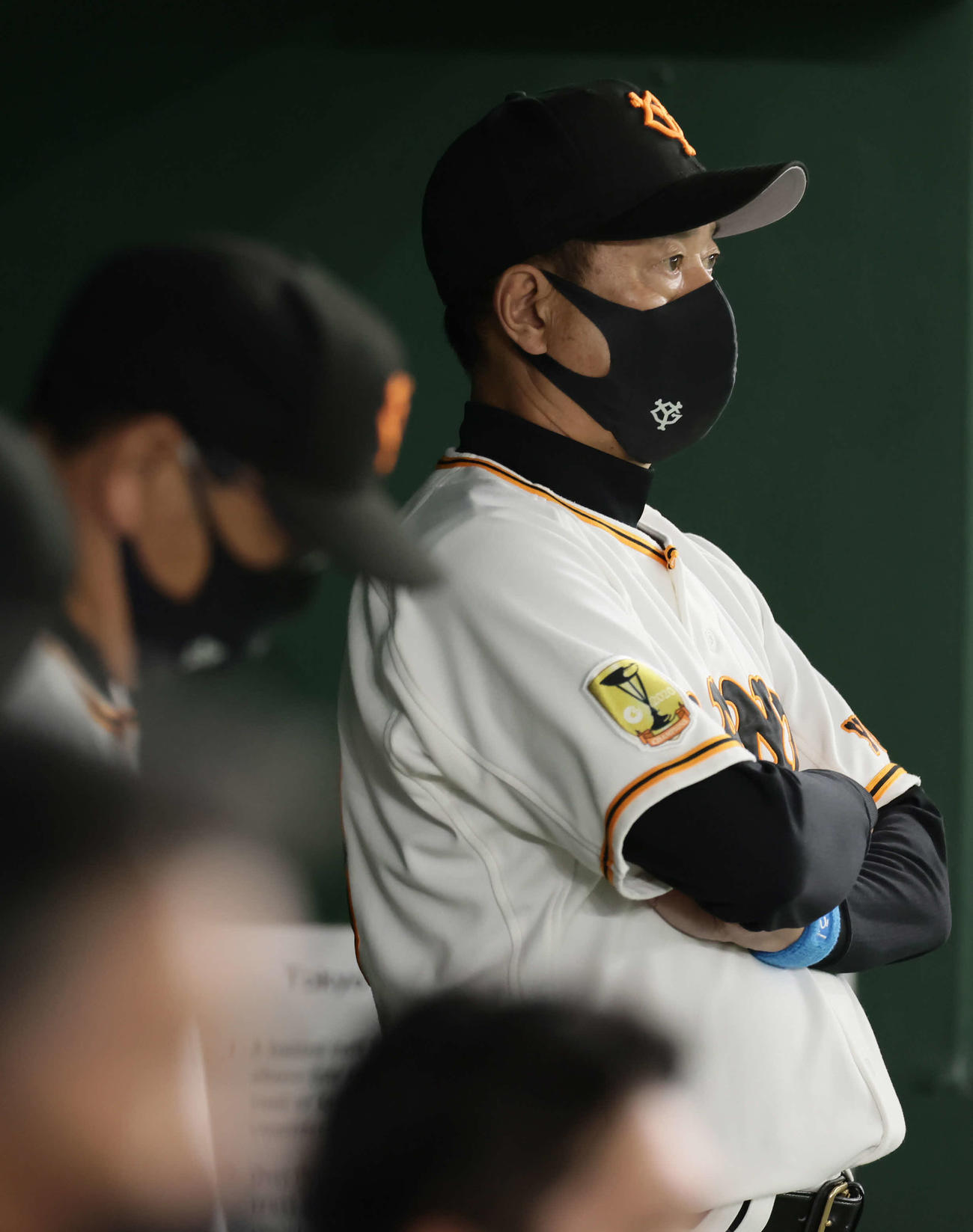 巨人対中日　厳しい表情で戦況を見つめる巨人原監督（撮影・足立雅史）