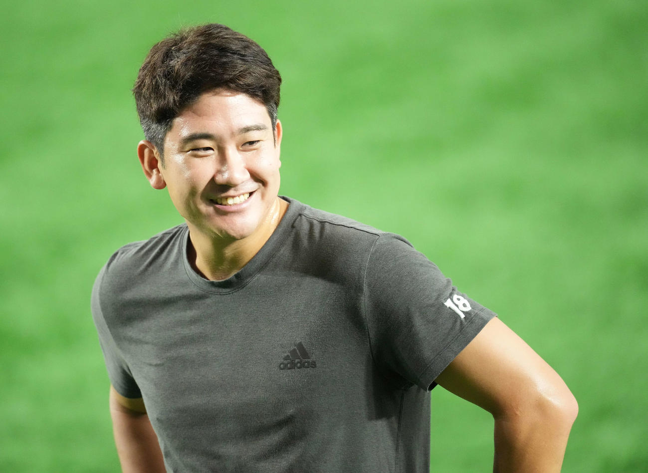 巨人対中日　試合前練習で笑顔の巨人菅野（撮影・鈴木みどり）