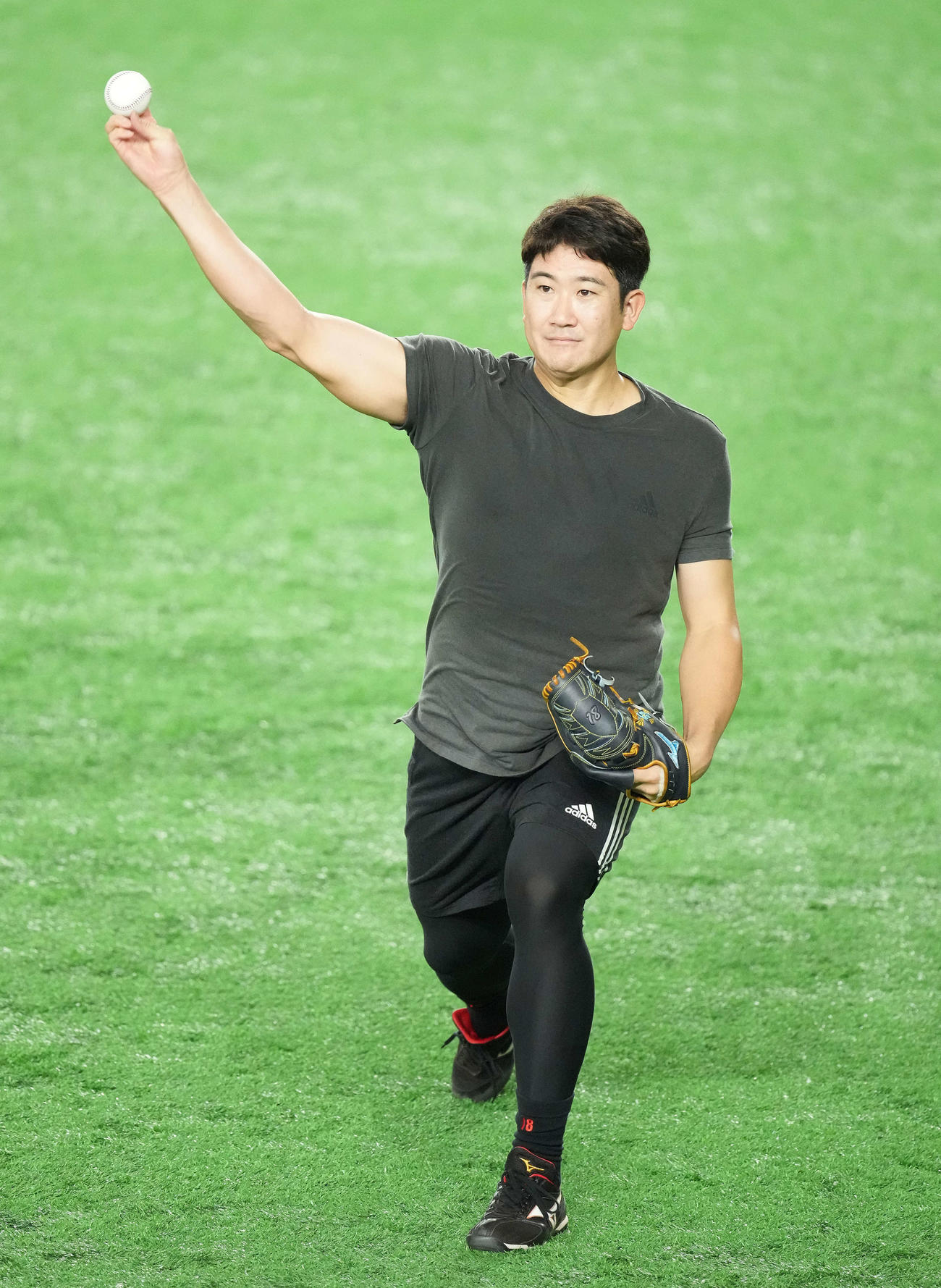 巨人対中日　試合前練習でキャッチボールする巨人菅野（撮影・鈴木みどり）