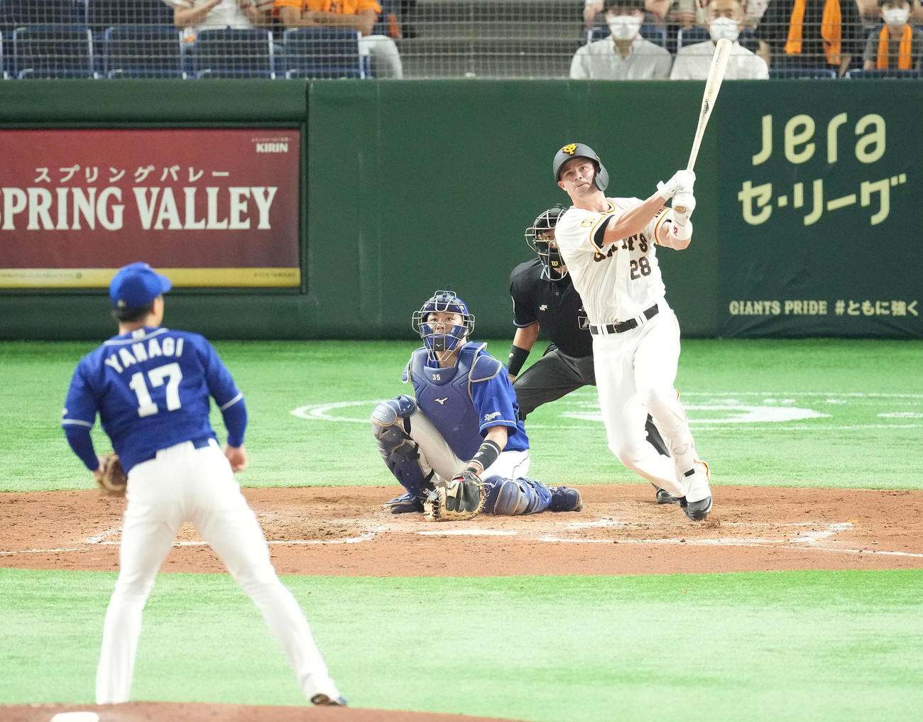 巨人対中日　2回裏巨人2死、来日初打席で右二塁打を放つハイネマン。投手柳（撮影・鈴木みどり）