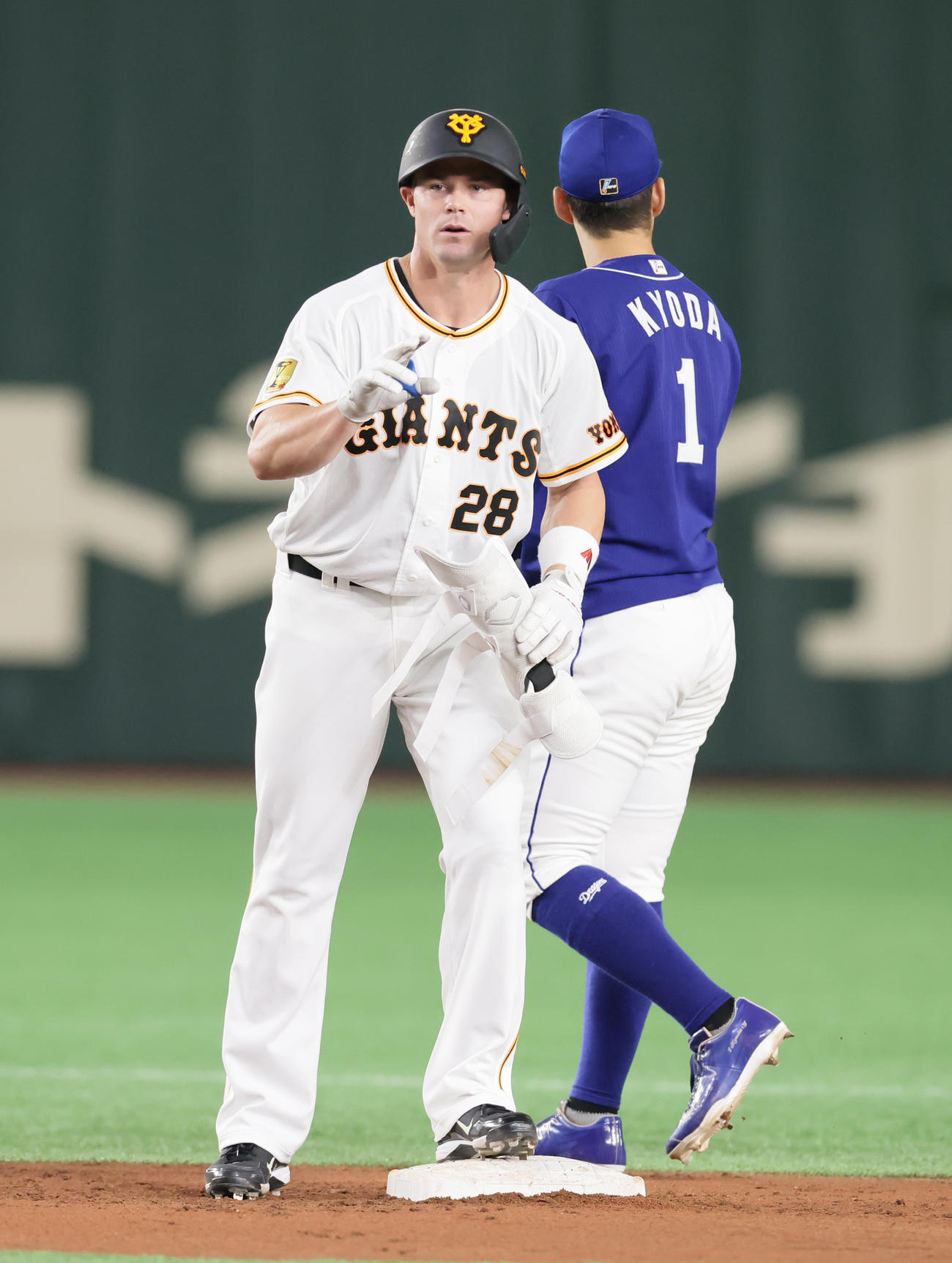巨人対中日　2回裏巨人2死、右越え二塁打を放ったハイネマン（撮影・足立雅史）