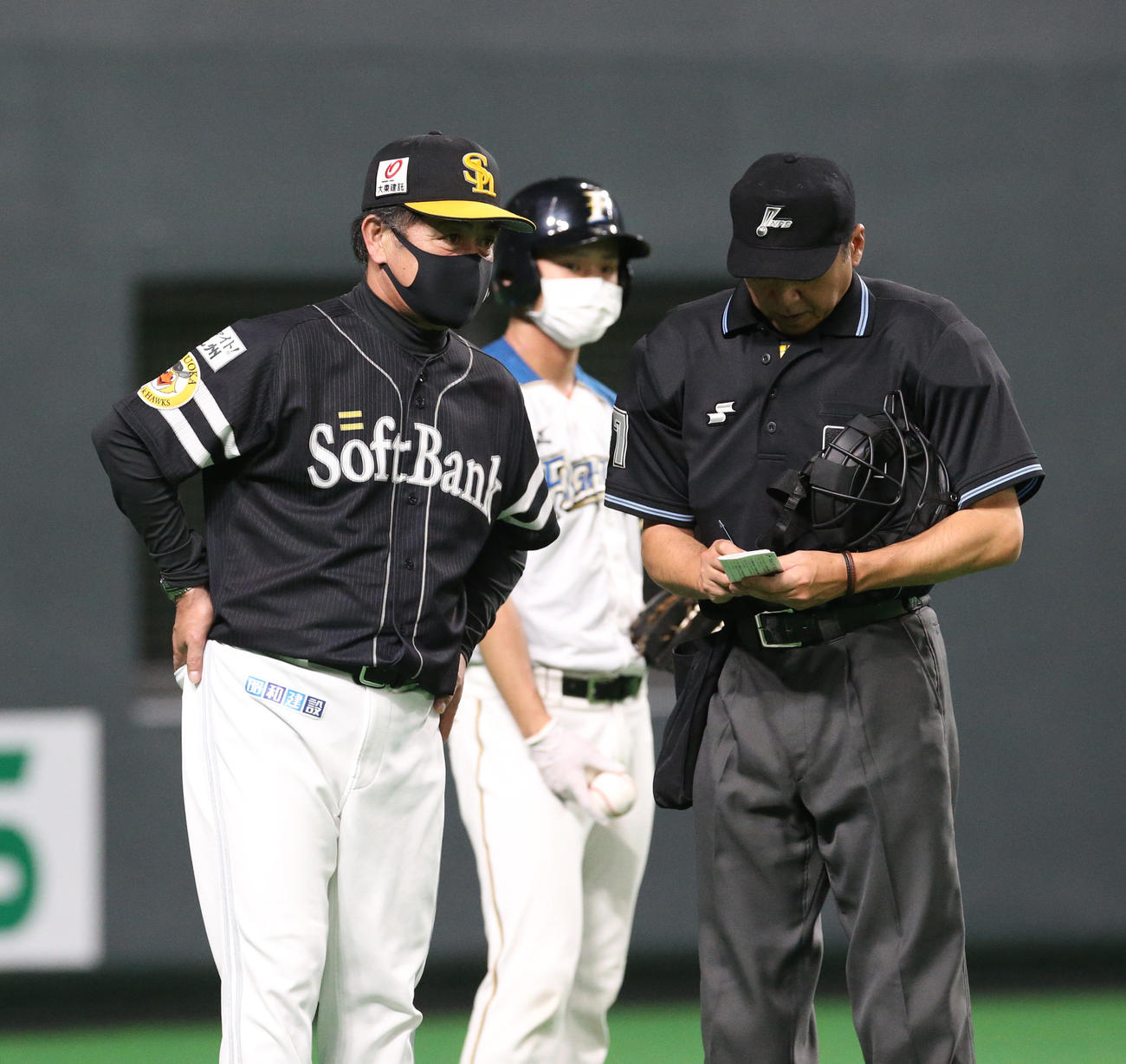 日本ハム対ソフトバンク　選手交代を告げるソフトバンク工藤監督（撮影・佐藤翔太）