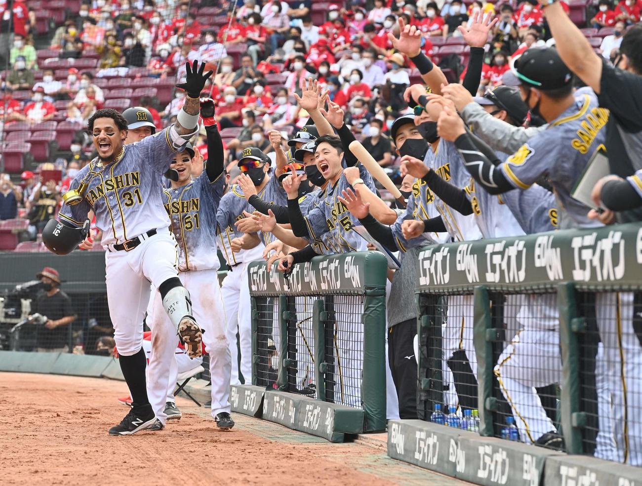 広島対阪神　6回表阪神無死一、二塁、左越え先制3点本塁打を放ったマルテ（左）は、ナインとラパンパラポーズを決める（撮影・上田博志）