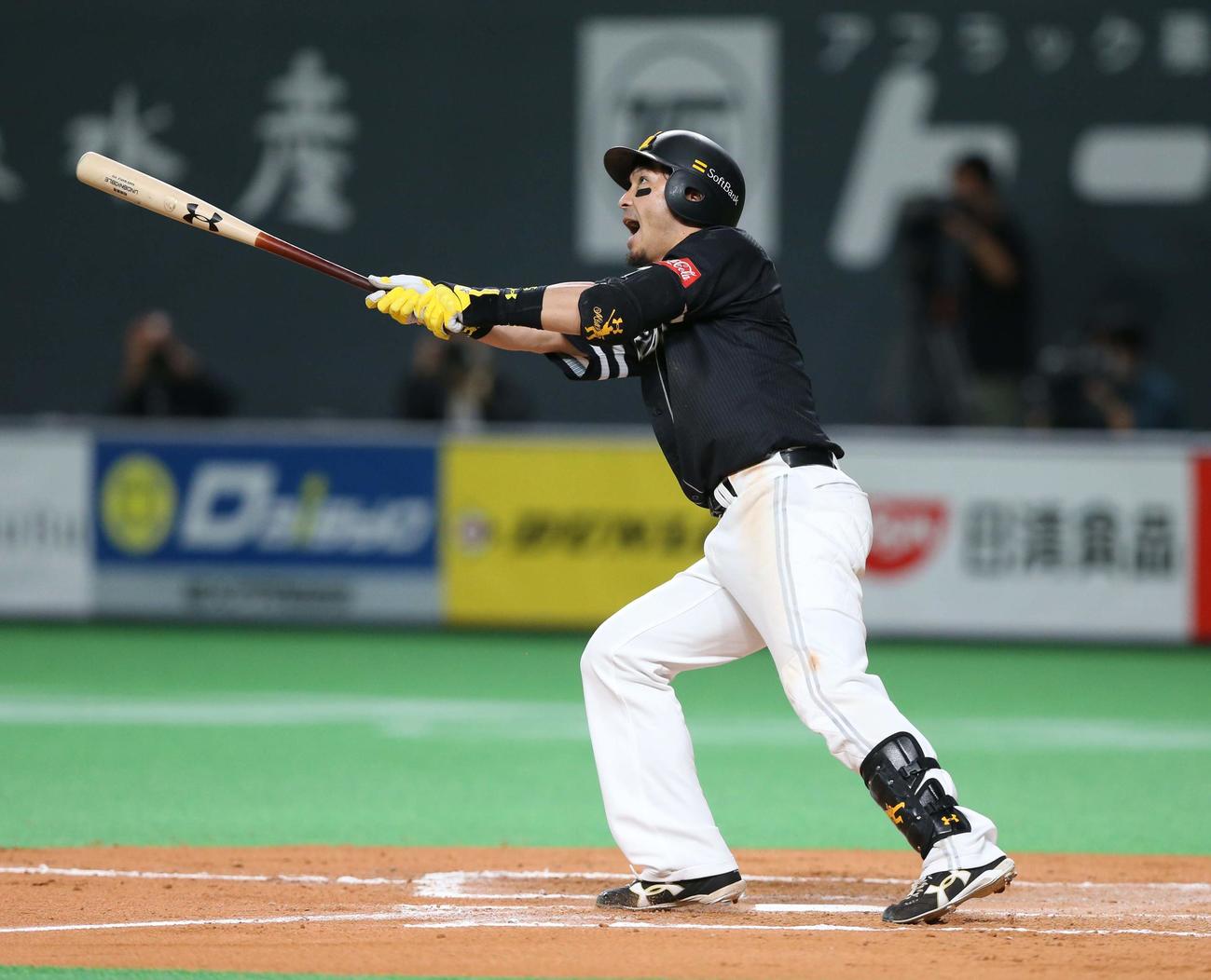 日本ハム対ソフトバンク　7回表ソフトバンク無死、左中間に本塁打を放つ松田（撮影・黒川智章）