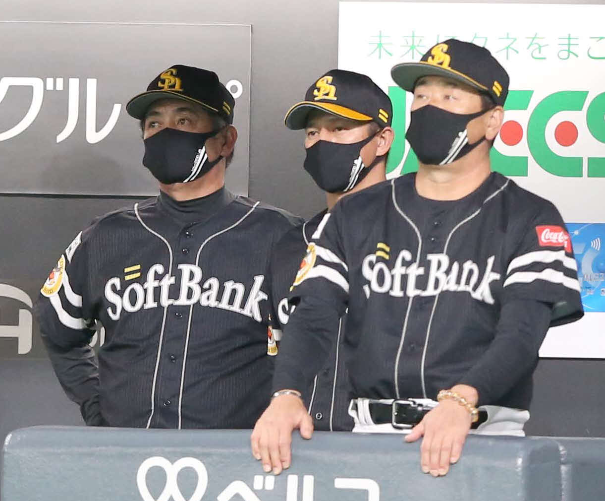 日本ハム対ソフトバンク　ベンチで渋い表情の工藤監督（左）（撮影・黒川智章）