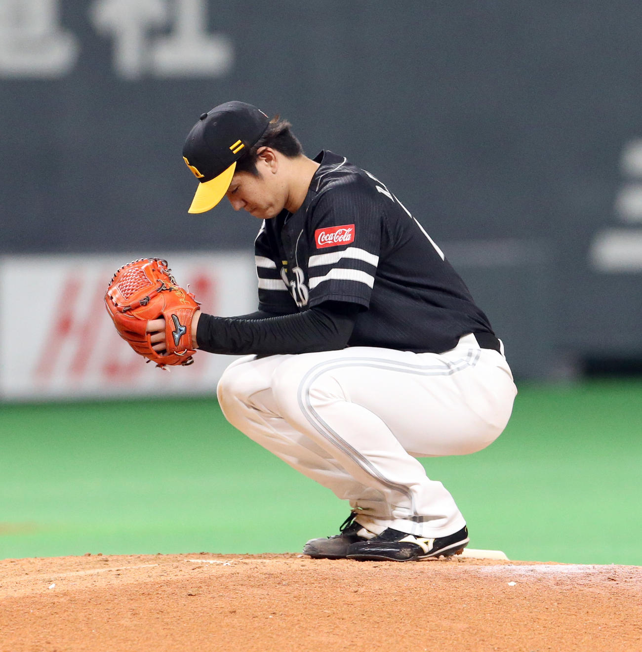 日本ハム対ソフトバンク　2回裏日本ハム1死満塁、近藤に中前適時打を打たれマウンド上でしゃがみ込むソフトバンク高橋礼（撮影・佐藤翔太）
