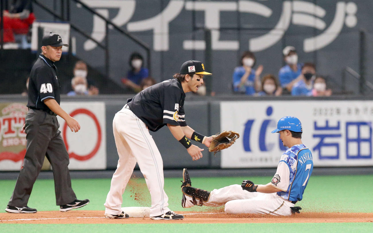 日本ハム対ソフトバンク　1回裏日本ハム2死満塁、西川は適時三塁打を放つ（撮影・佐藤翔太）