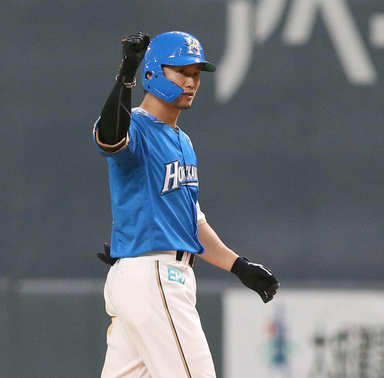 日本ハム対ソフトバンク　2回裏日本ハム1死満塁、左前2点適時時打を放ちガッツポーズの西川（撮影・黒川智章）