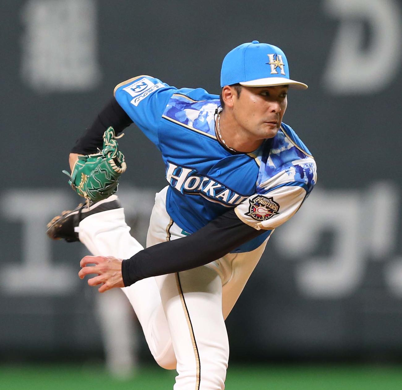 日本ハム対ソフトバンク　9回に登板の上原（撮影・黒川智章）