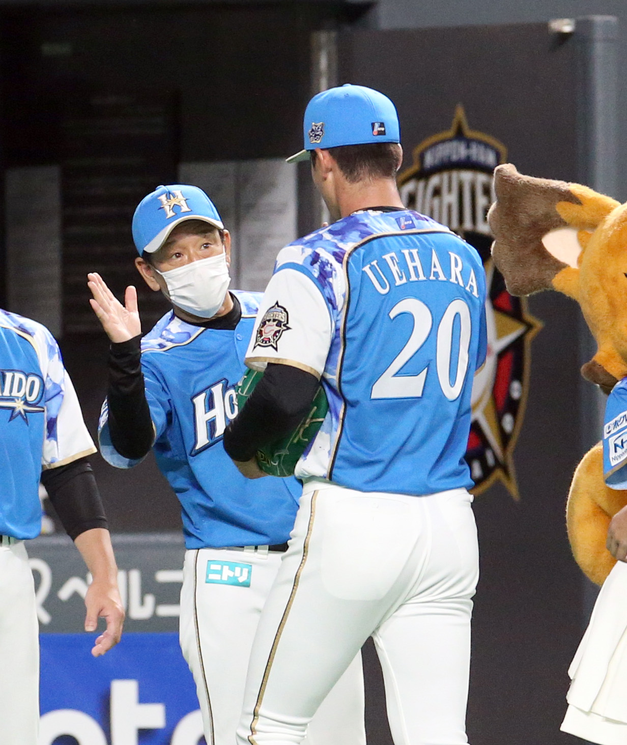 日本ハム対ソフトバンク　試合終了後、日本ハム栗山監督（左奥）は上原を出迎える（撮影・佐藤翔太）