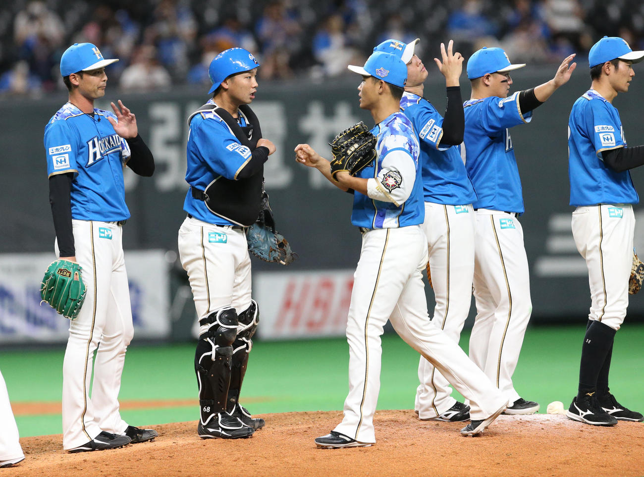 日本ハム対ソフトバンク　試合終了後、ナインを出迎える日本ハム上原（左）（撮影・佐藤翔太）