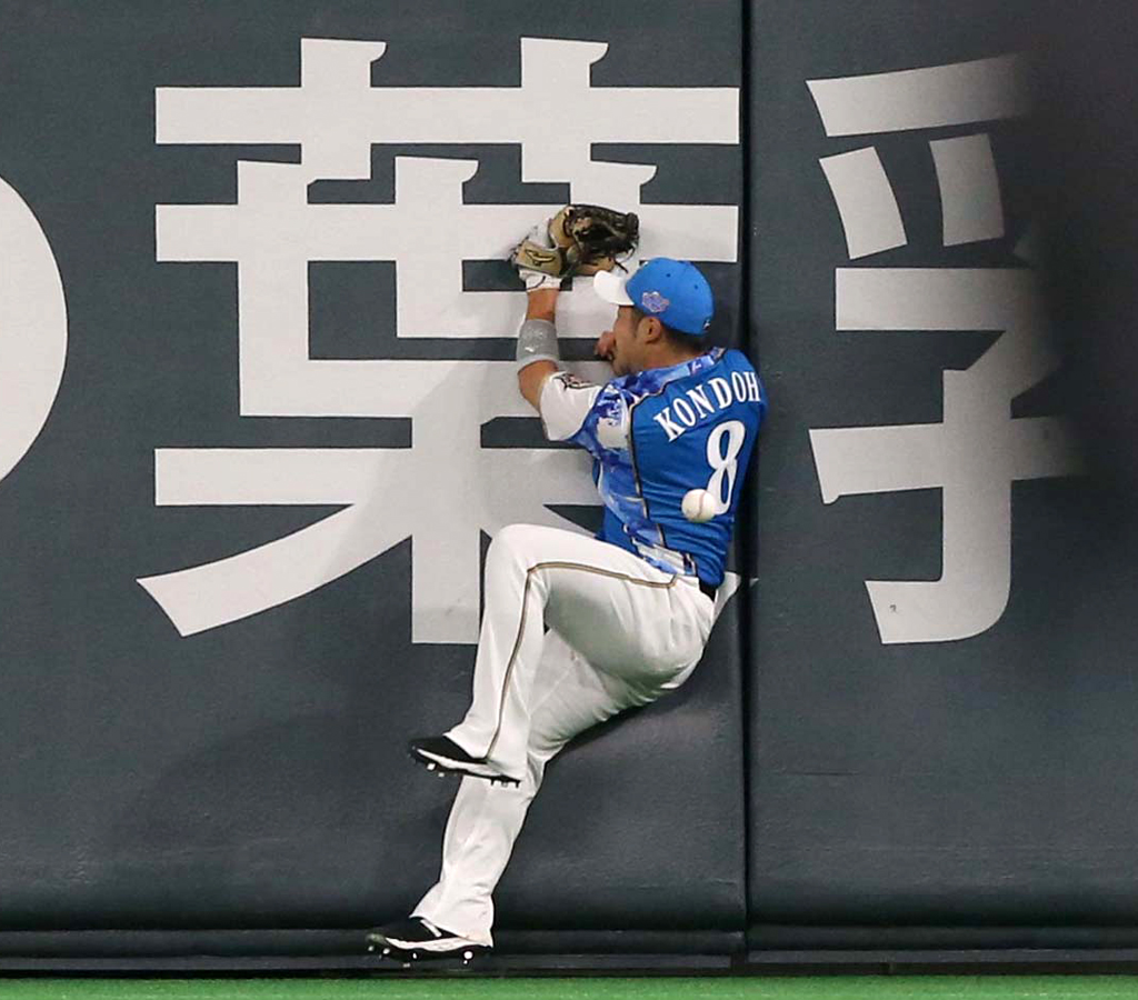 3回表ソフトバンク1死三塁、柳田の打球を追いフェンスに激突する日本ハムの右翼手近藤（撮影・黒川智章）