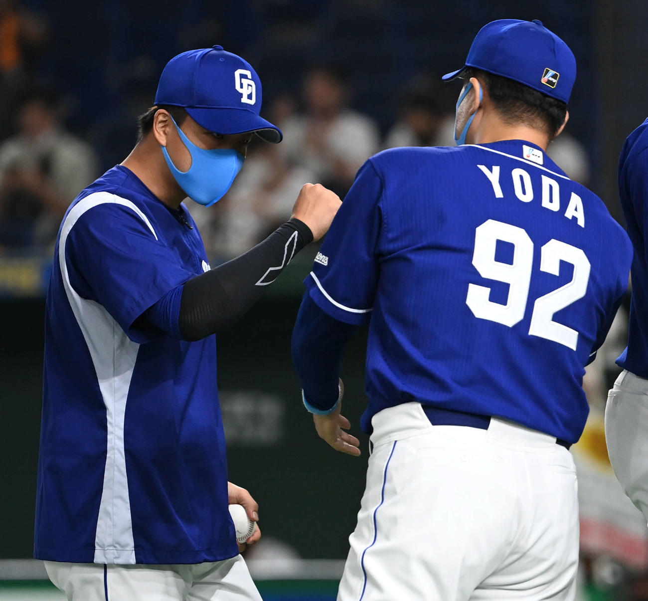 巨人対中日　勝利球を手に中日柳（左）は与田監督とタッチをかわす（撮影・山崎安昭）