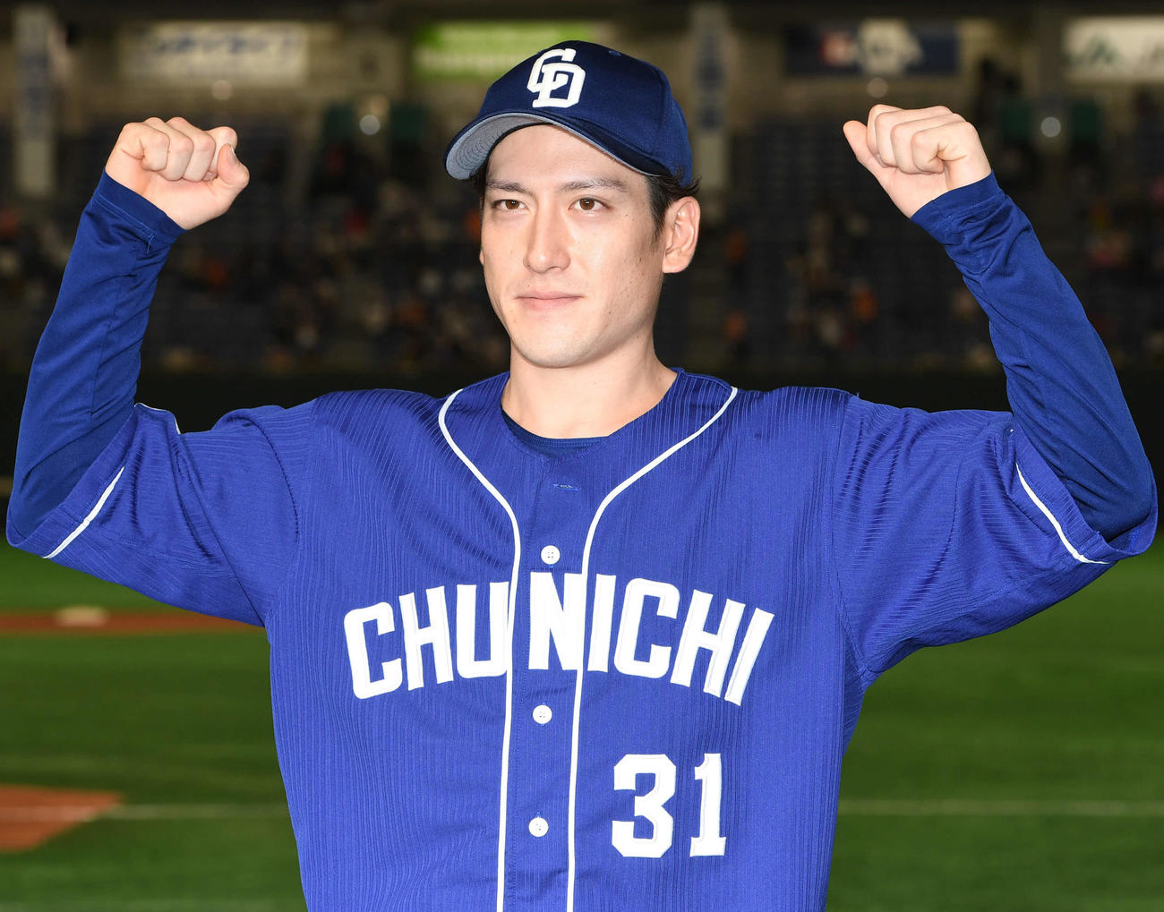 巨人対中日　ヒーローインタビューを終えてポーズを決める中日渡辺（撮影・山崎安昭）