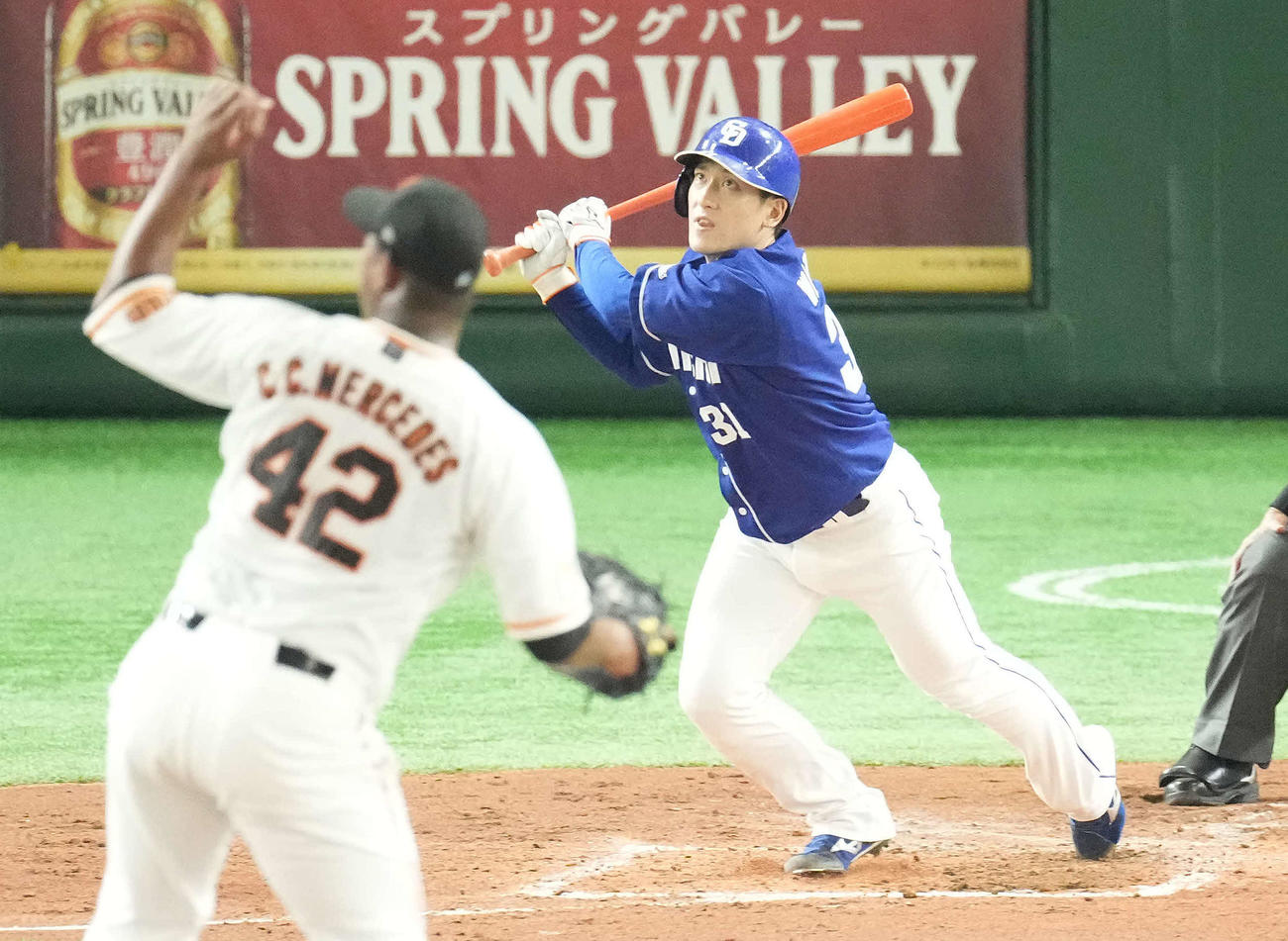 巨人対中日　2回表中日2死一、二塁、右越え3点本塁打を放つ渡辺。投手メルセデス（撮影・鈴木みどり）