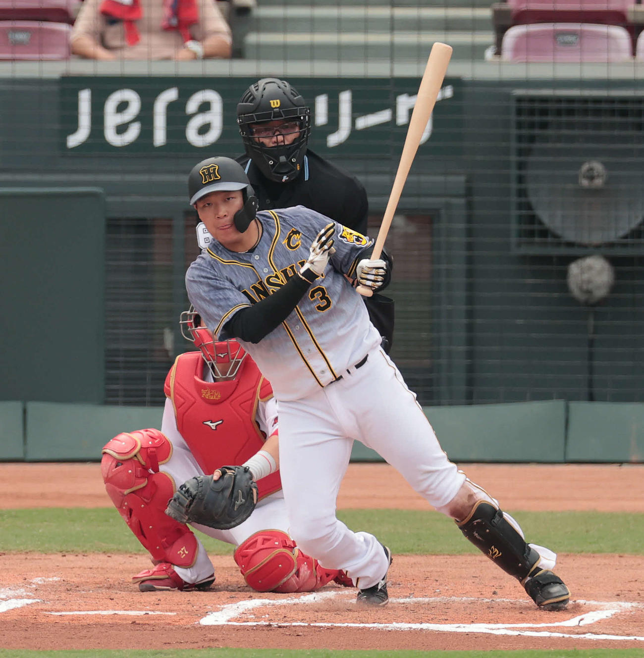 広島対阪神　6回表阪神無死、中前打を放つ大山（撮影・前田充）