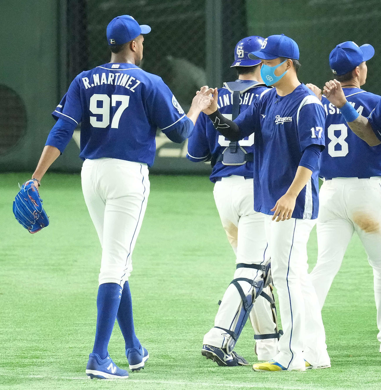 巨人対中日　勝利投手の柳（右）はR・マルティネスからウイニングボールを受け取る（撮影・鈴木みどり）