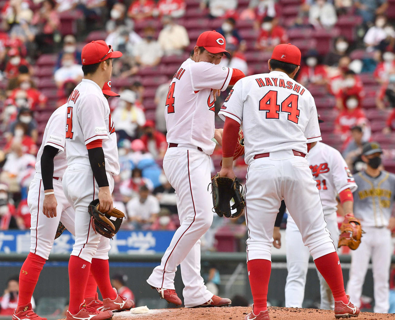 広島対阪神　6回途中で降板する高橋昂（中央）（撮影・上田博志）