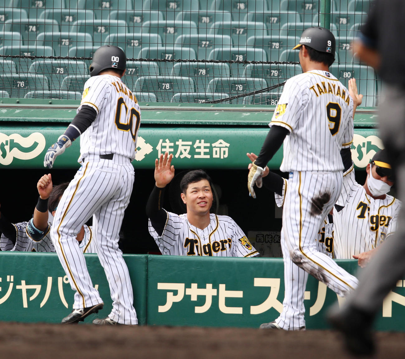 5回裏阪神1死二、三塁、佐藤輝は遠藤の左適時二塁打で生還した山本（左）と高山（右）を笑顔で出迎える（撮影・加藤哉）