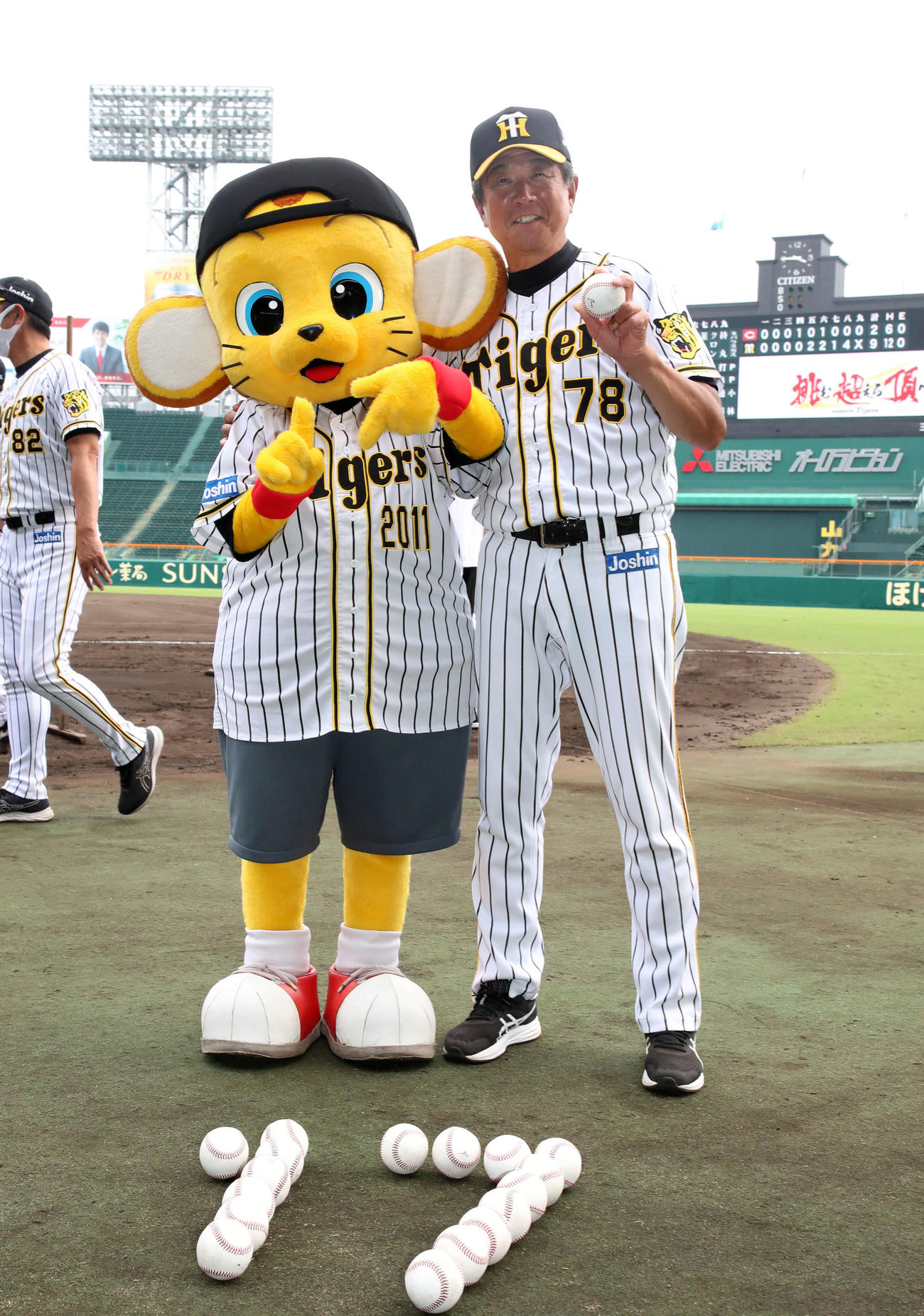 ウエスタン・リーグ広島戦で勝利して連勝記録を17に伸ばした阪神平田監督は、手で「17」を作るキー太と笑顔を見せる（撮影・加藤哉）