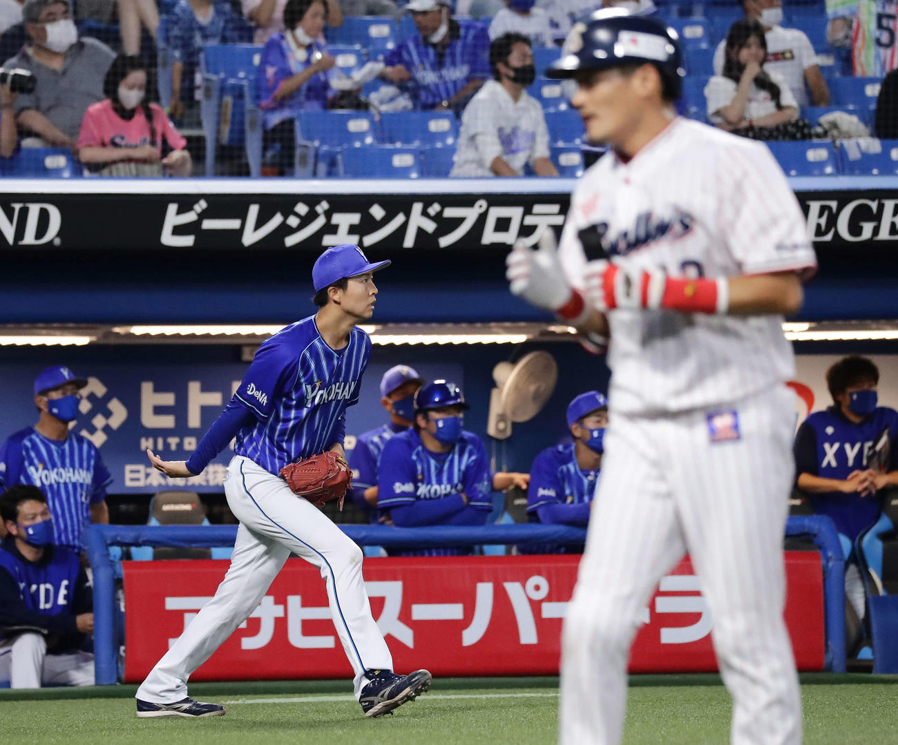 ヤクルト対DeNA 1回裏ヤクルト1死二、三塁、村上に先制適時打を打たれてベースカバーに走るDeNA京山（撮影・丹羽敏通）