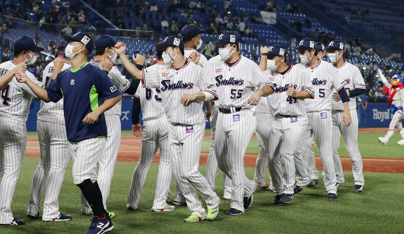 ヤクルト対DeNA DeNAに勝利して喜ぶヤクルトナイン（撮影・丹羽敏通）
