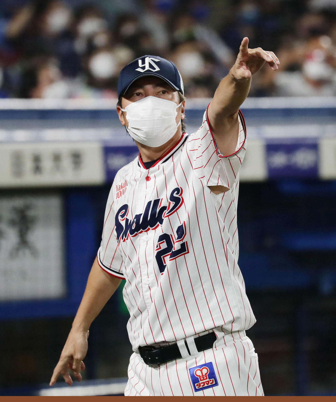 ヤクルト対DeNA 6回途中、先発サイスニードの交代を告げるヤクルト高津監督（撮影・丹羽敏通）