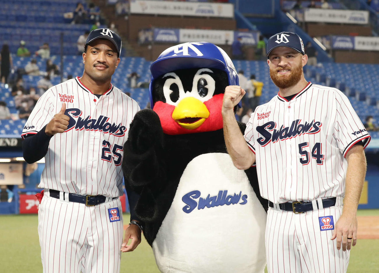 ヤクルト対DeNA DeNAに快勝し、つば九郎とポーズを決めるサンタナ（左）とサイスニード（撮影・丹羽敏通）