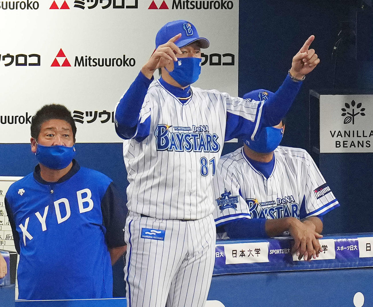 DeNA対阪神　3回表、リクエストするDeNA三浦監督（撮影・江口和貴）